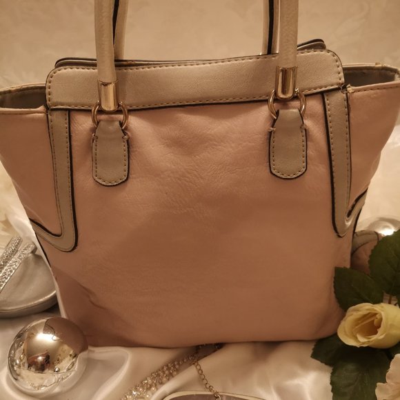 ADORABLE vinatge guess purse 👛 with cute flower 🌸 and crystal details! - Picture 6 of 17